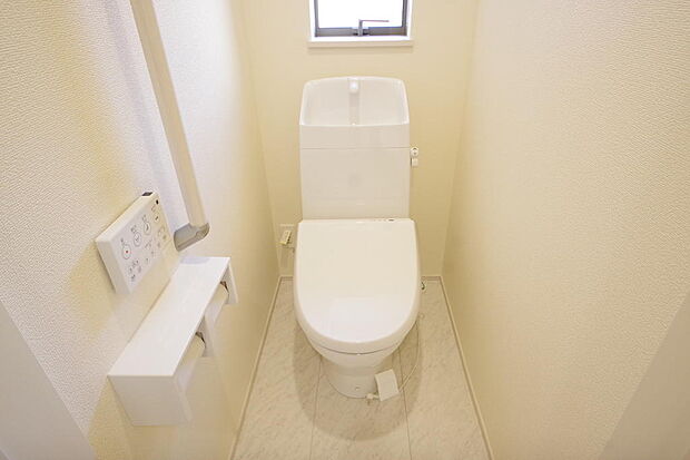 少ない水を有効に使って、汚れも効率よく洗浄します。便器は奥までふちのない掃除がしやすい形状です。