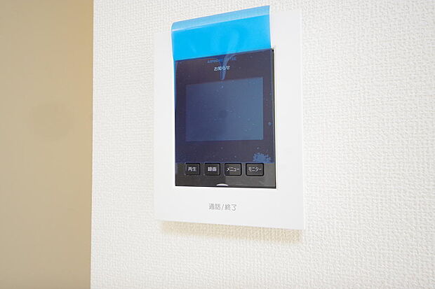 来訪者を映像と音声で確認可能なので、煩わしいセールスにも住戸内で対話可能です。