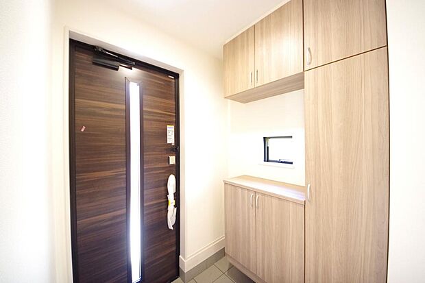 棚板が多く、沢山のの靴が収納可能。棚板は稼働可能ですのでブーツやヒールの高い靴も収納でき便利です。