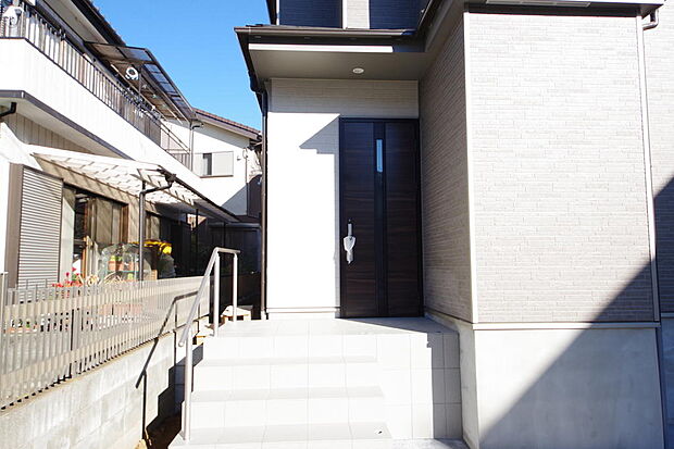 玄関はいわばその邸宅の顔です。だからこそ、迎賓のためにしつらえを細部まで施しました。