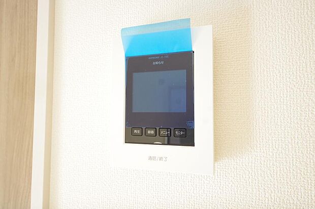来訪者を映像と音声で確認可能なので、煩わしいセールスにも住戸内で対話可能です。