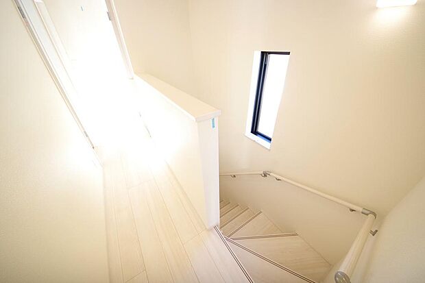 階段には手すりを標準装備することで、お子様やご高齢者の安全性にも配慮しております。