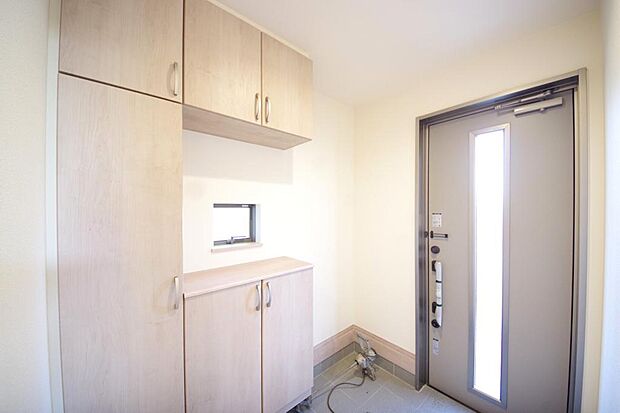 棚板が多く、沢山のの靴が収納可能。棚板は稼働可能ですのでブーツやヒールの高い靴も収納でき便利です。