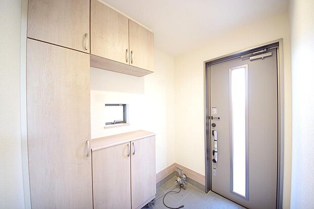 玄関はいわばその邸宅の顔です。だからこそ、迎賓のためにしつらえを細部まで施しました。