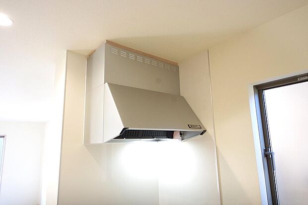 キッチン上部には、ブーツ型の照明付きのレンジフードが標準装備されております。