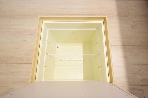 ミネラルウォーター、缶詰、非常食のストックに便利です。空間を有効に利用した収納です。