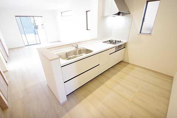 キッチンには耐久性が高く、お手入れも簡単で人工大理石トップを採用して、キッチンを優雅に演出しました。