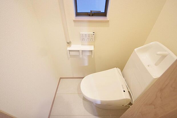 少ない水を有効に使って、汚れも効率よく洗浄します。便器は奥までふちのない掃除がしやすい形状です。