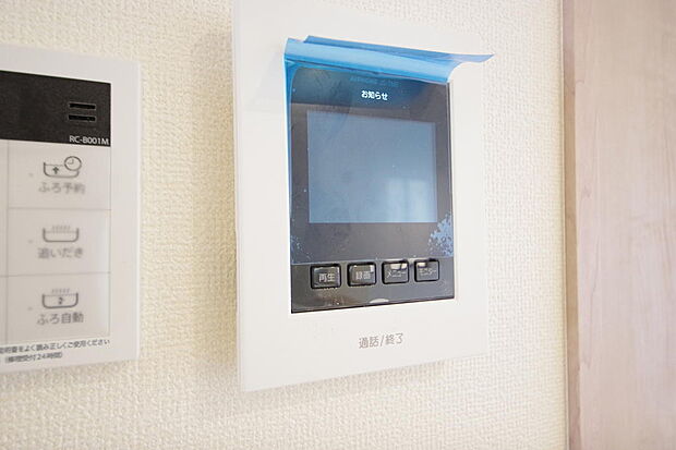 来訪者を映像と音声で確認可能なので、煩わしいセールスにも住戸内で対話可能です。