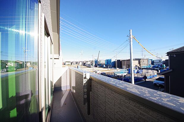 陽光あふれるバルコニーは、たくさんの光を浴びることができるのでお洗濯物やお布団もしっかり干せます。