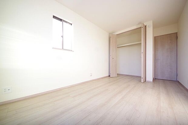木の質感が優しい床材と豊富な収納が特徴的な、心に温かさを感じる内装です。