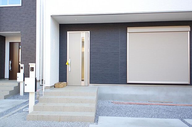 玄関はいわばその邸宅の顔です。だからこそ、迎賓のためにしつらえを細部まで施しました。