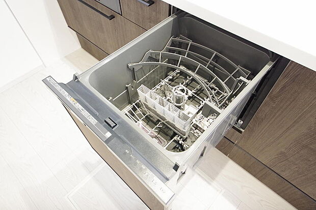 食器の出し入れがしやすいスライド収納タイプの食器洗い乾燥機です。また、節水効果にも優れています。