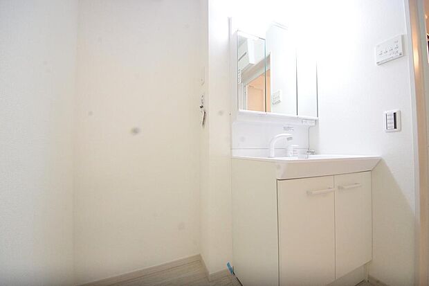 家族全員で利用するパブリックスペースとなりますので、鏡周りの収納ですっきり洗面台がご利用いただけます