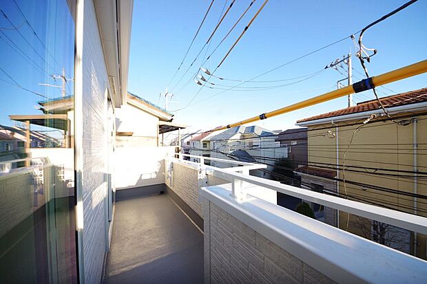 陽光あふれるバルコニーは、たくさんの光を浴びることができるのでお洗濯物やお布団もしっかり干せます。