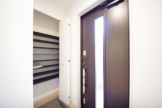 棚板が多く、沢山の靴が収納可能。棚板は稼働可能ですのでブーツやヒールの高い靴も収納でき便利です。