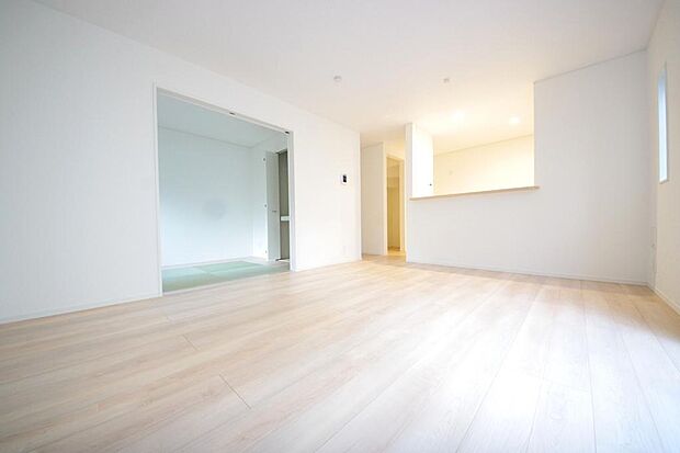 明るい陽光が差し込み開放的なリビング　ダイニングを演出し、ゆとりある空間はご満足いただけます。