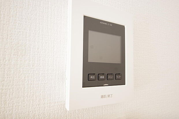 来訪者を映像と音声で確認可能なので、煩わしいセールスにも住戸内で対話可能です。