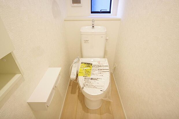 少ない水を有効に使って、汚れも効率よく洗浄します。便器は奥までふちのない掃除がしやすい形状です。