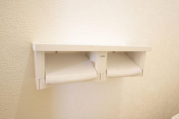 トイレ内のペーパーホルダーは、しっかりとした押さえ付き横型ダブルホルダーが標準装備されています。
