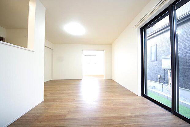 明るい陽光が差し込み開放的なリビング　ダイニングを演出し、ゆとりある空間はご満足いただけます。