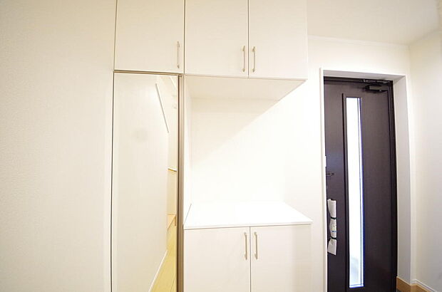 棚板が多く、沢山のの靴が収納可能。棚板は稼働可能ですのでブーツやヒールの高い靴も収納でき便利です。