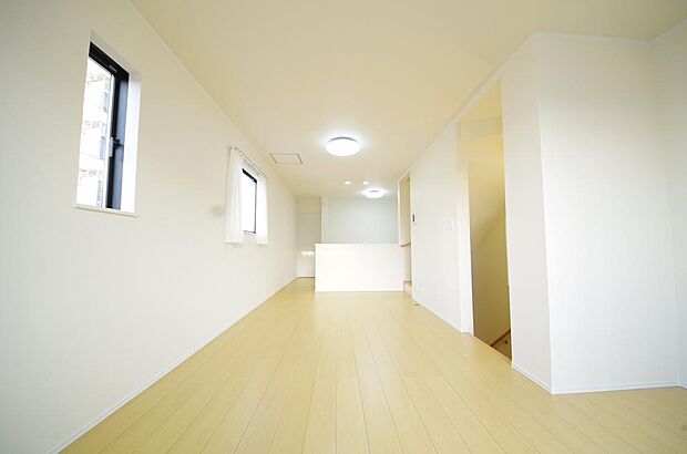 家族皆方が一番長い時間を共有するリビング ダイニング。快適な空間としてご利用いただけます。