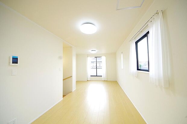 明るい陽光が差し込み開放的なリビング ダイニングを演出し、ゆとりある空間はご満足いただけます。