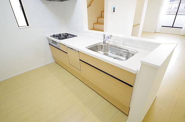 キッチンには耐久性が高く、お手入れも簡単で人工大理石トップを採用して、キッチンを優雅に演出しました。