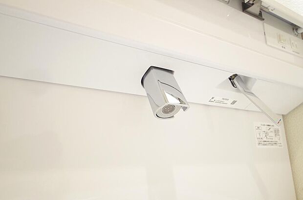 洗面台の給水口はホースが伸びるので朝シャン出来ます。シングルレバーでお湯の温度も楽々調整出来ます。