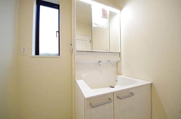 家族全員で利用するパブリックスペースとなりますので、鏡周りの収納ですっきり洗面台がご利用いただけます