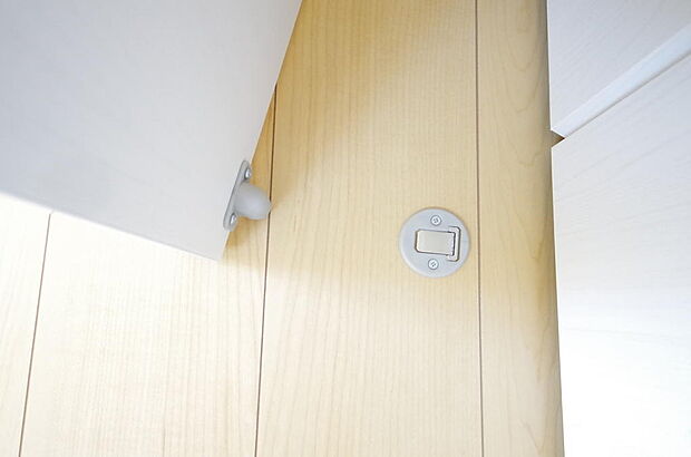 マグネット式の戸当たりの為、使っていない時は床との段差が殆どありません。掃除機をかける時に便利です。