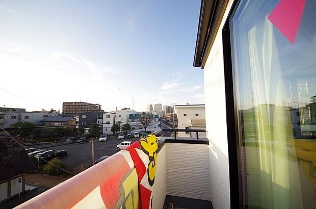 陽光あふれるバルコニーは、たくさんの光を浴びることができるのでお洗濯物やお布団もしっかり干せます。