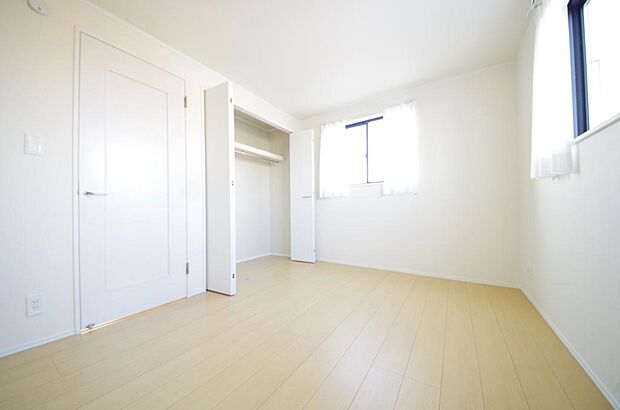 木の質感が優しい床材と豊富な収納が特徴的な、心に温かさを感じる内装です。