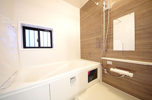 心地よい入浴タイムを追求した大きな浴槽とアクセントパネルで、より高級感が演出されます。