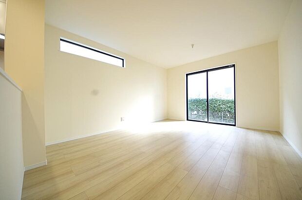 明るい陽光が差し込み開放的なリビング　ダイニングを演出し、ゆとりある空間はご満足いただけます。