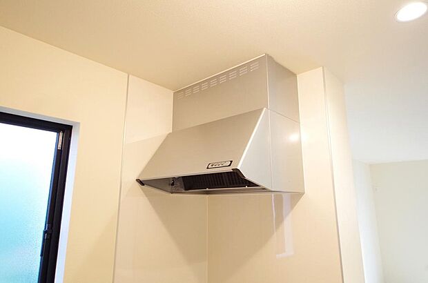 キッチン上部には、スッキリとしたスリム型レンジフードが標準装備されております。