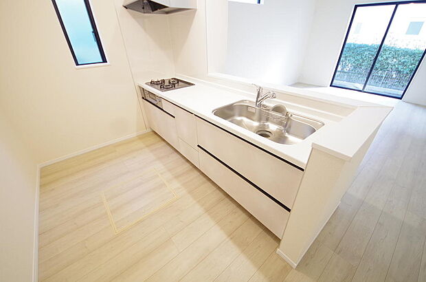 キッチンには耐久性が高く、お手入れも簡単で人工大理石トップを採用して、キッチンを優雅に演出しました。