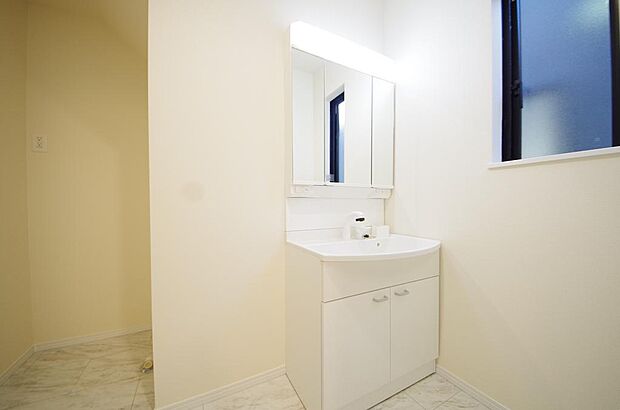 家族全員で利用するパブリックスペースとなりますので、鏡周りの収納ですっきり洗面台がご利用いただけます