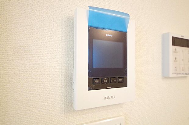 来訪者を映像と音声で確認可能なので、煩わしいセールスにも住戸内で対話可能です。
