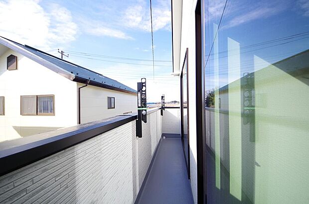 陽光あふれるバルコニーは、たくさんの光を浴びることができるのでお洗濯物やお布団もしっかり干せます。