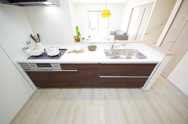 キッチンには耐久性が高く、お手入れも簡単で人工大理石トップを採用して、キッチンを優雅に演出しました。