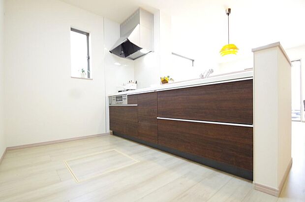 リビング ダイニング全体が見渡せるキッチンは、リビングのお子様の様子を見守りながら家事ができます。