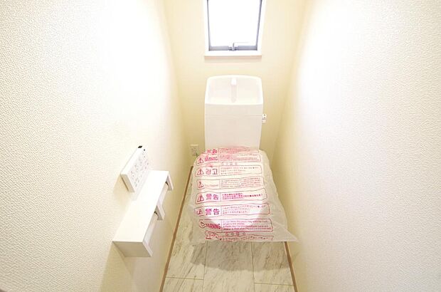 少ない水を有効に使って、汚れも効率よく洗浄します。便器は奥までふちのない掃除がしやすい形状です。