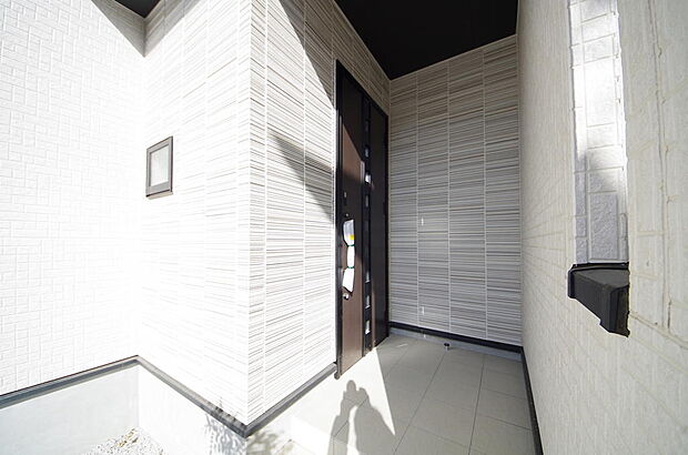 玄関はいわばその邸宅の顔です。だからこそ、迎賓のためにしつらえを細部まで施しました。