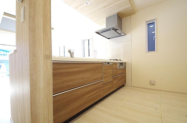 キッチンには耐久性が高く、お手入れも簡単で人工大理石トップを採用して、キッチンを優雅に演出しました。