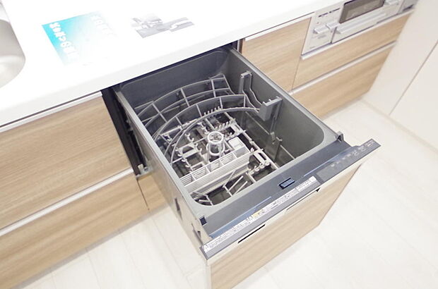 食器の出し入れがしやすいスライド収納タイプの食器洗い乾燥機です。また、節水効果にも優れています。