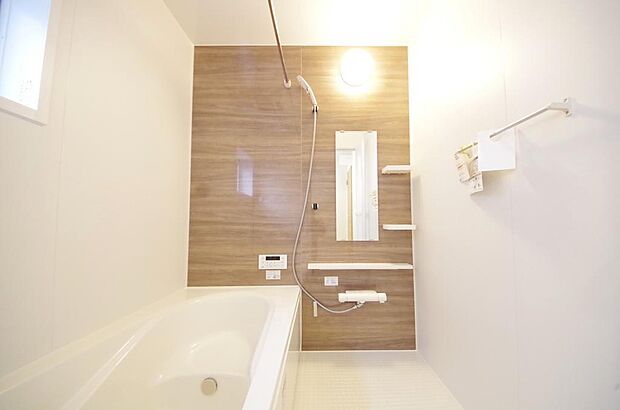 心地よい入浴タイムを追求した大きな浴槽とアクセントパネルで、より高級感が演出されます。