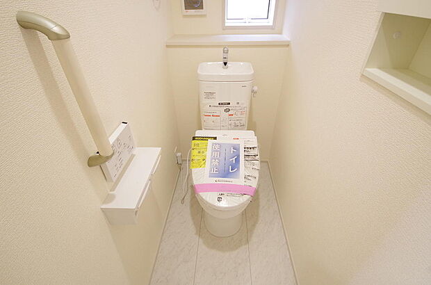 少ない水を有効に使って、汚れも効率よく洗浄します。便器は奥までふちのない掃除がしやすい形状です。