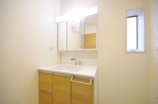 家族全員で利用するパブリックスペースとなりますので、鏡周りの収納ですっきり洗面台がご利用いただけます